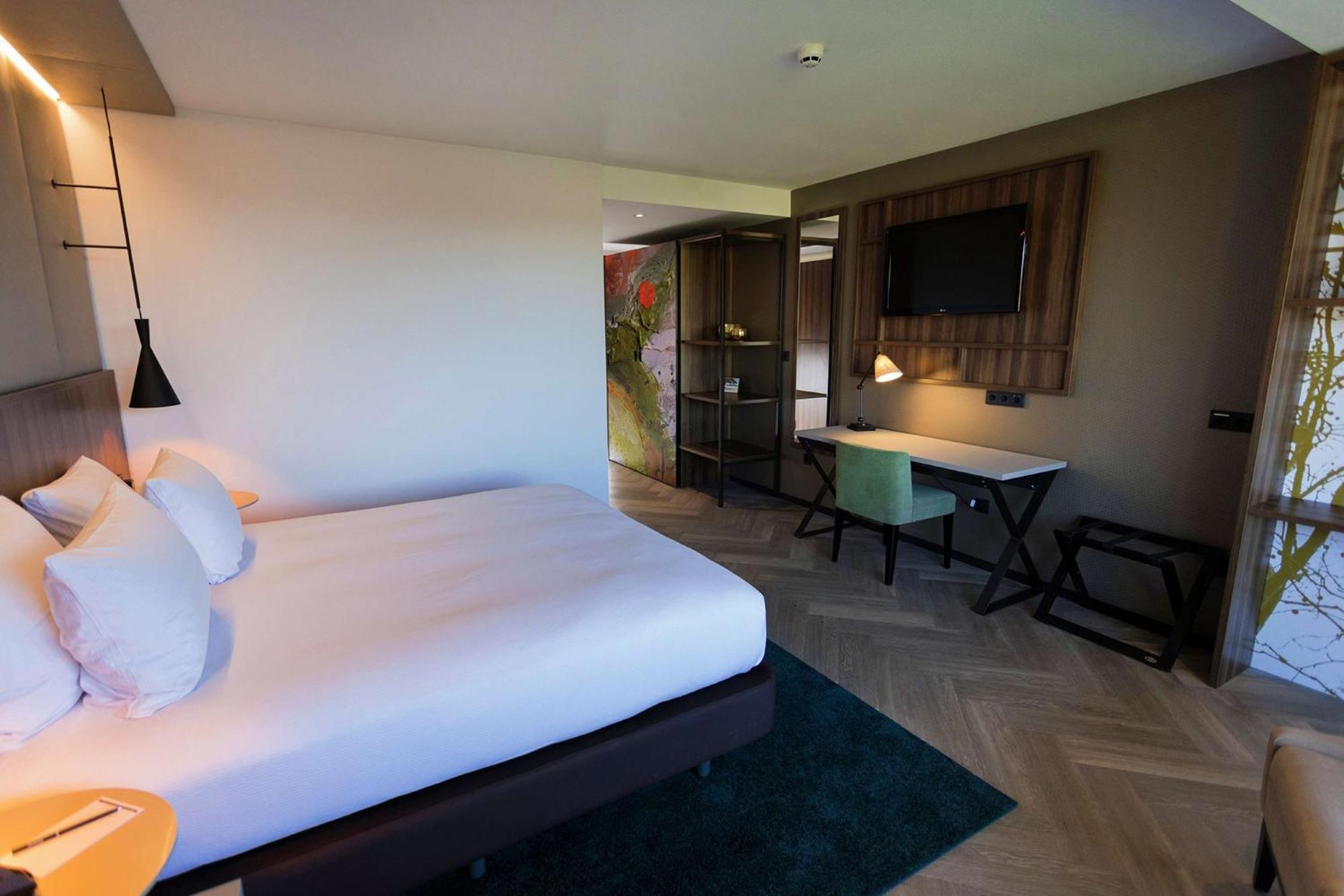 Deluxe King Room,1516444159:JPEG